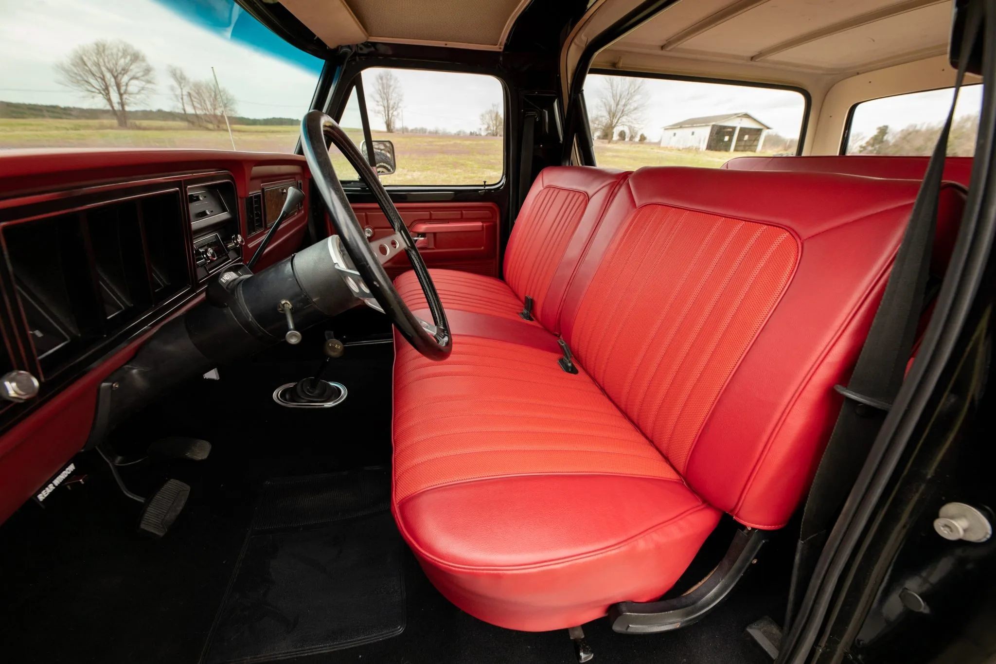 Ford Bronco 1979 года был восстановлен в классическом стиле и получил двигатель V8