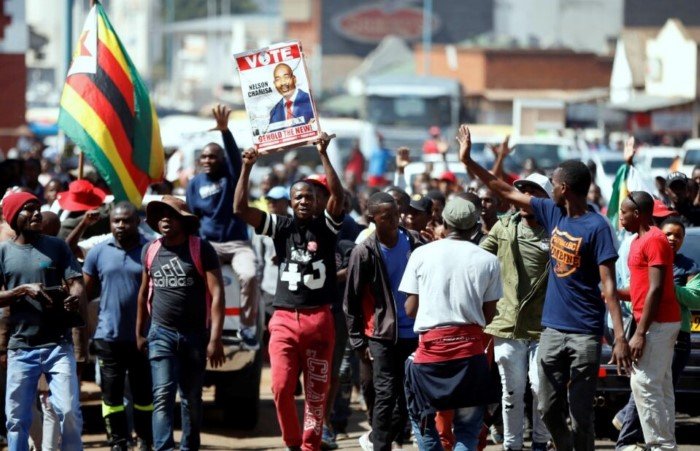 Как обанкротить процветающую страну и чем занимаются жители Зимбабве?