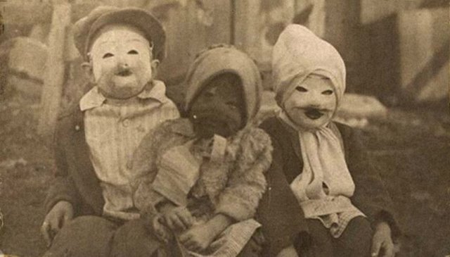Жуткие костюмы на Хеллоуин из прошлого на черно-белых снимках