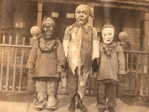Жуткие костюмы на Хеллоуин из прошлого на черно-белых снимках