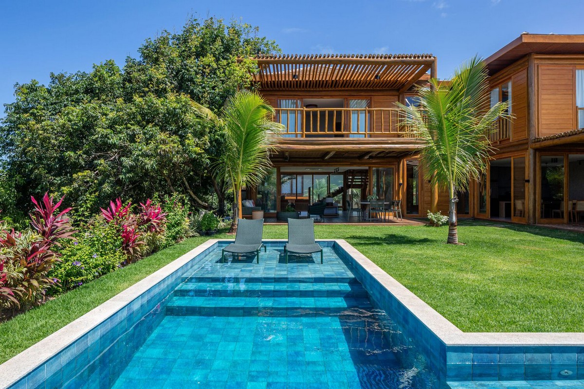 Деревянный трехуровневый загородный дом в Бразилии