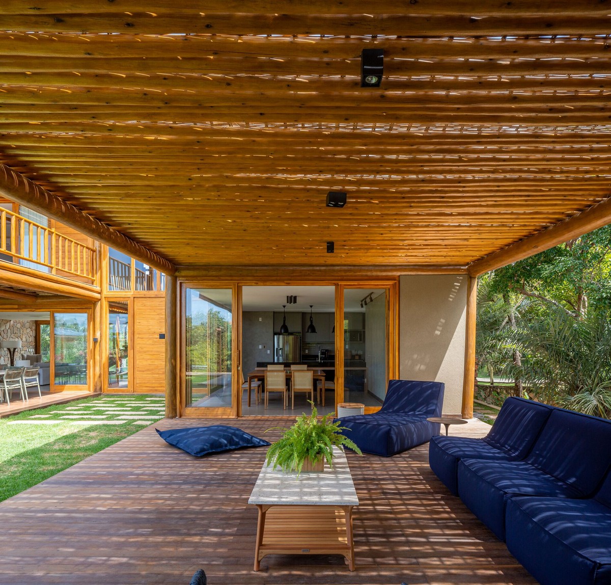 Деревянный трехуровневый загородный дом в Бразилии