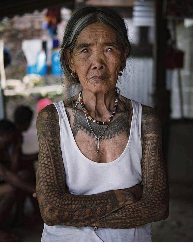 Представители старшего поколения с большим количеством татуировок