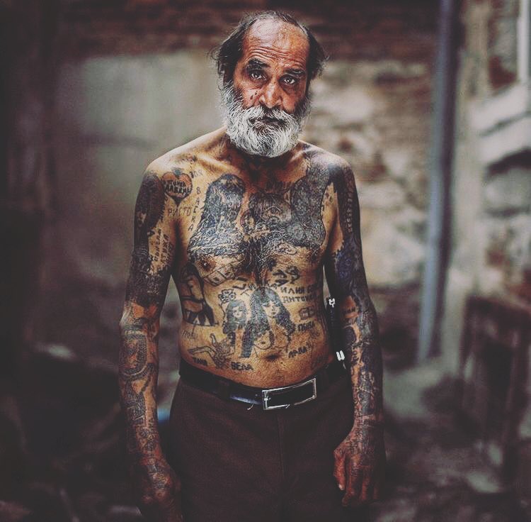 Представители старшего поколения с большим количеством татуировок