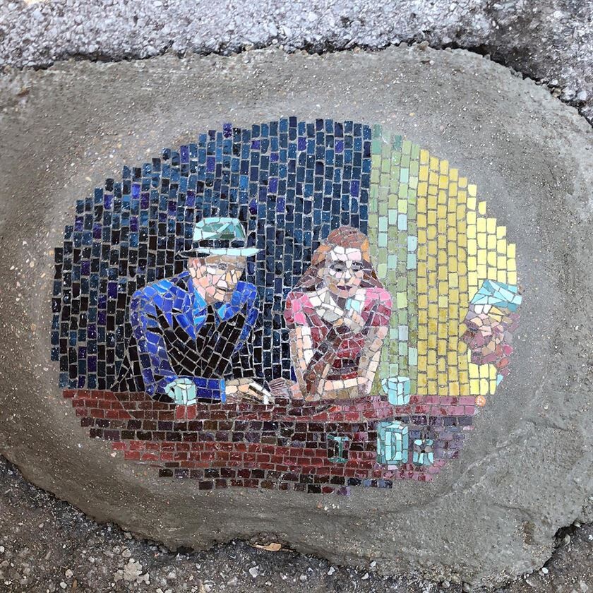 Чикагский художник латает выбоины на дорогах с помощью красочной мозаики