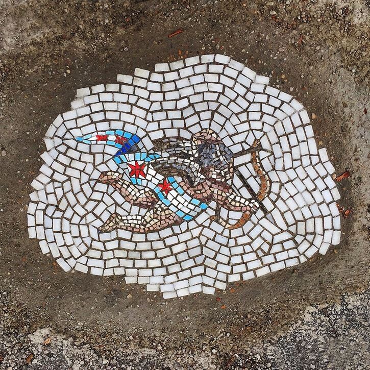 Чикагский художник латает выбоины на дорогах с помощью красочной мозаики