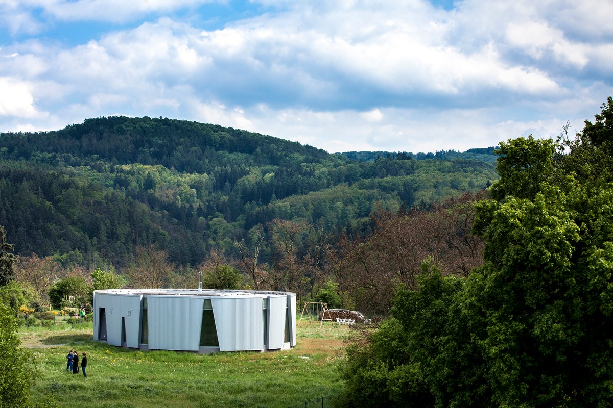 Загородный овальный дом с низким энергопотреблением в Чехии