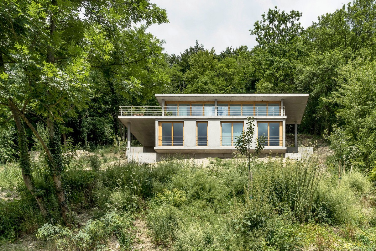 Загородный бетонный дом на склоне в Германии