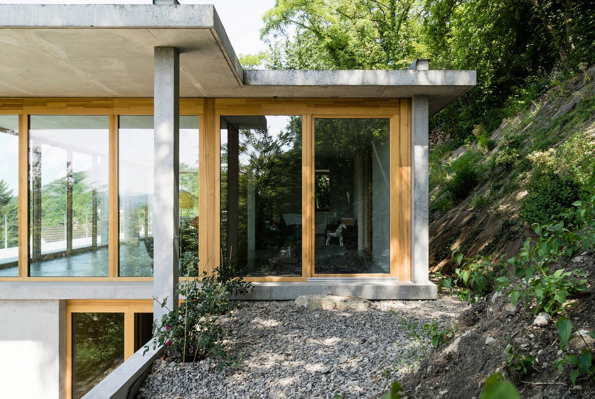 Загородный бетонный дом на склоне в Германии