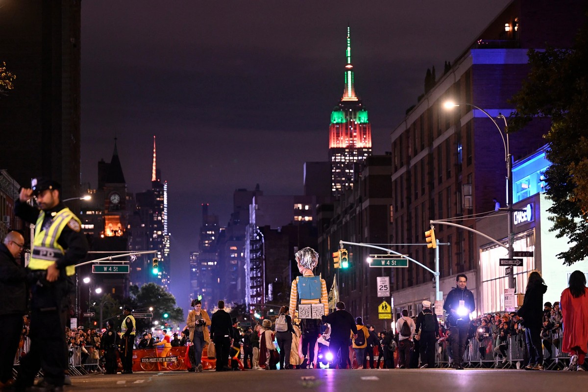 Ежегодный парад на Хэллоуин в Нью-Йорке