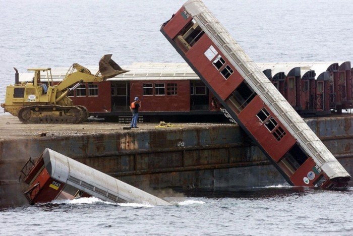 Зачем корабли, танки и вагоны метро отправляют на дно океана