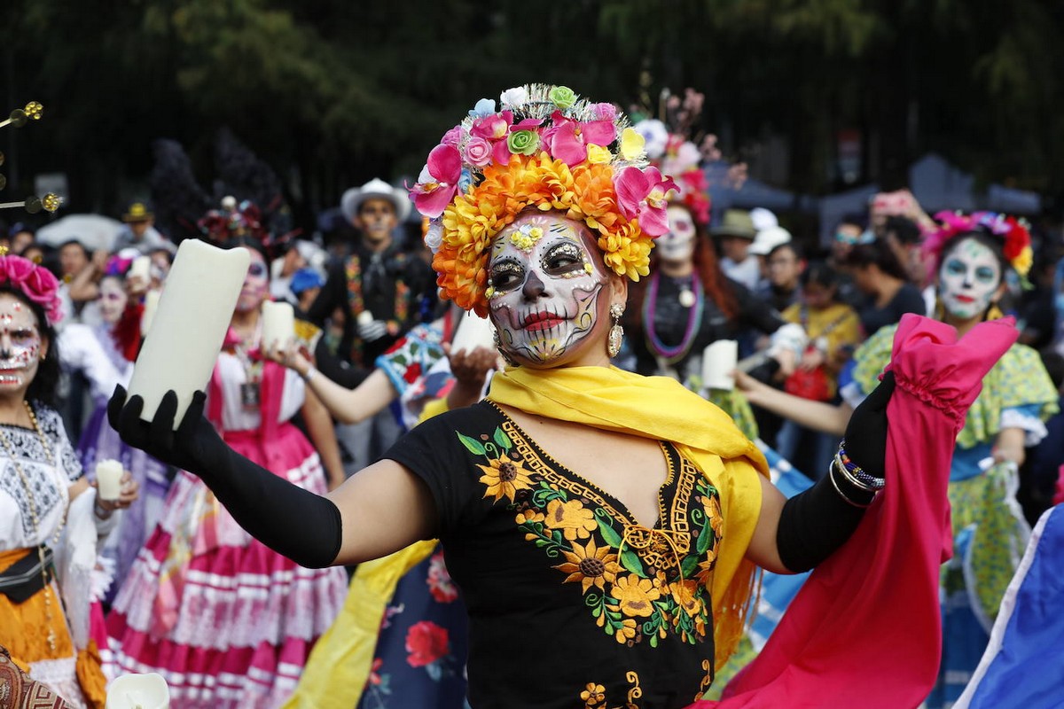 Процессия по случаю Дня мертвых в Мехико