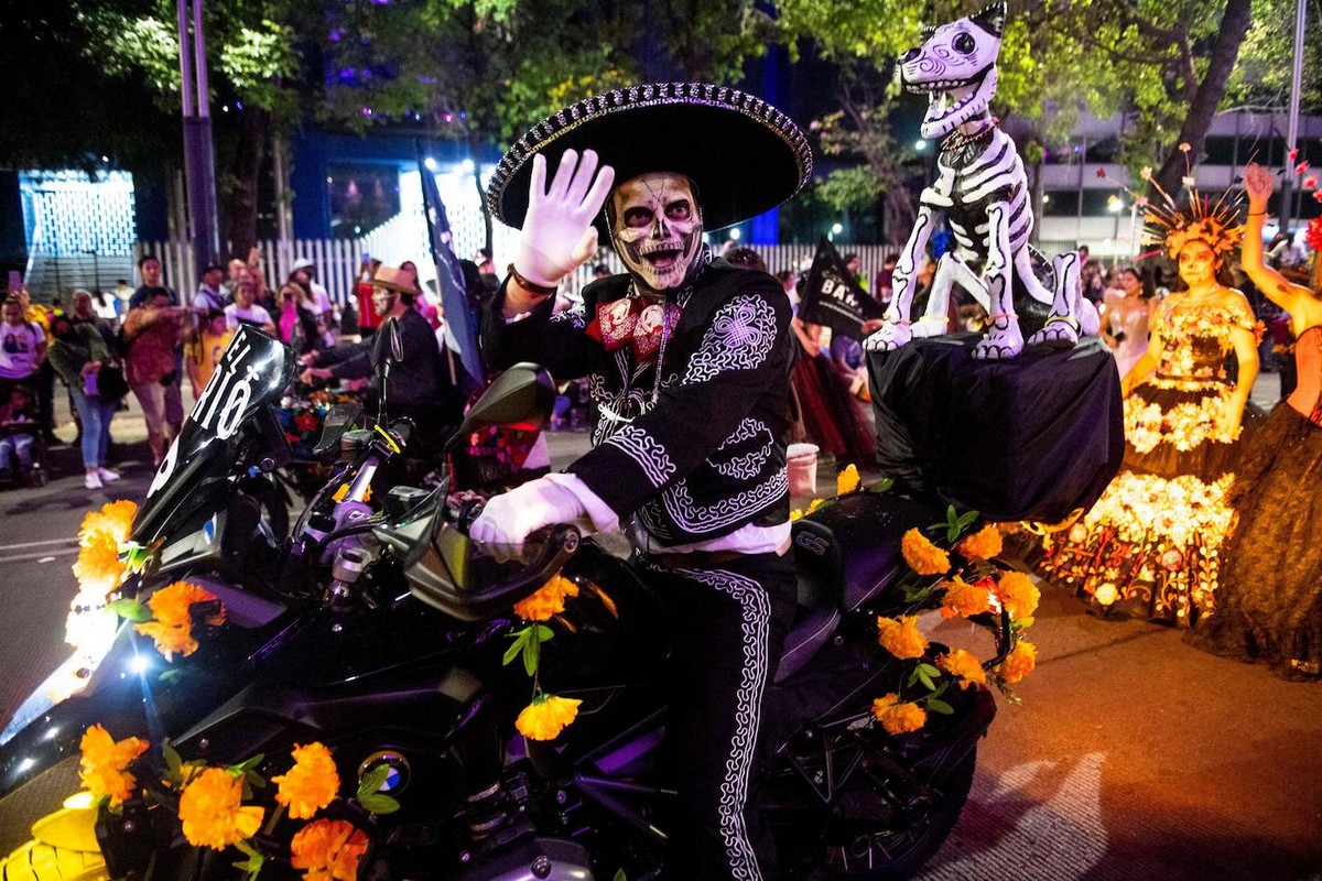 Процессия по случаю Дня мертвых в Мехико