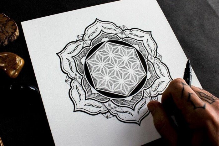 Художник создаёт рисунки, вдохновлённые сакральной геометрией