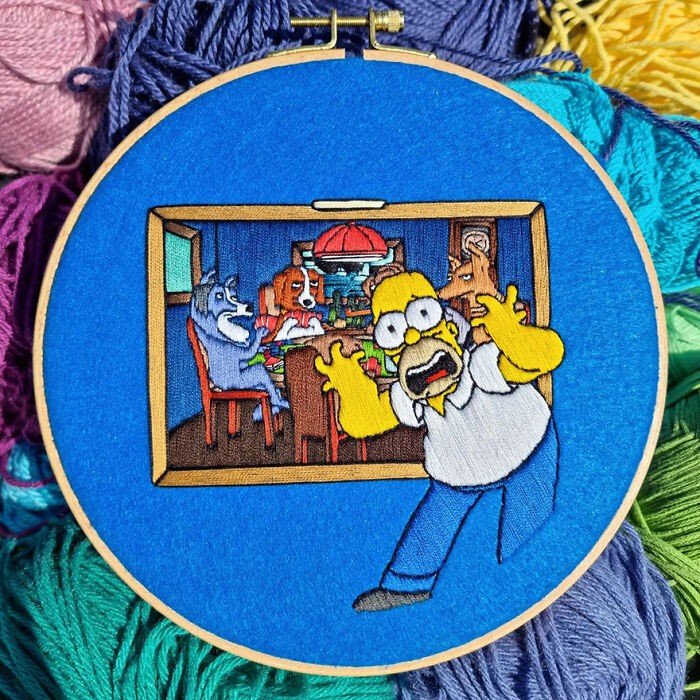 Рукодельница вышивает красочные сцены из Симпсонов