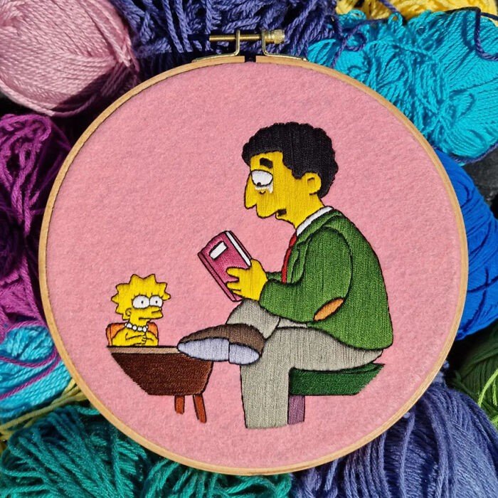 Рукодельница вышивает красочные сцены из Симпсонов
