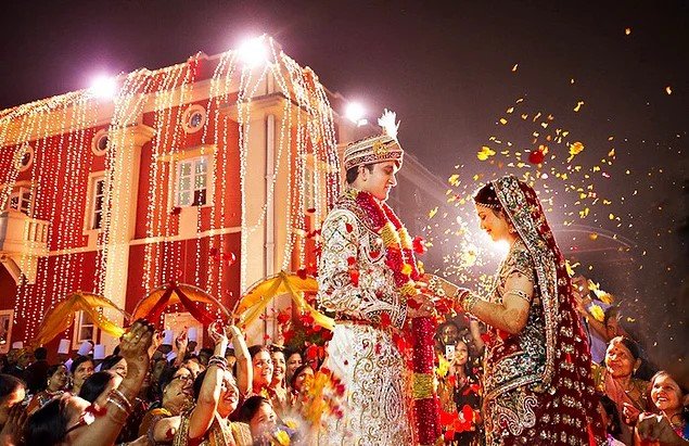 Восемь странных традиций в первую брачную ночь