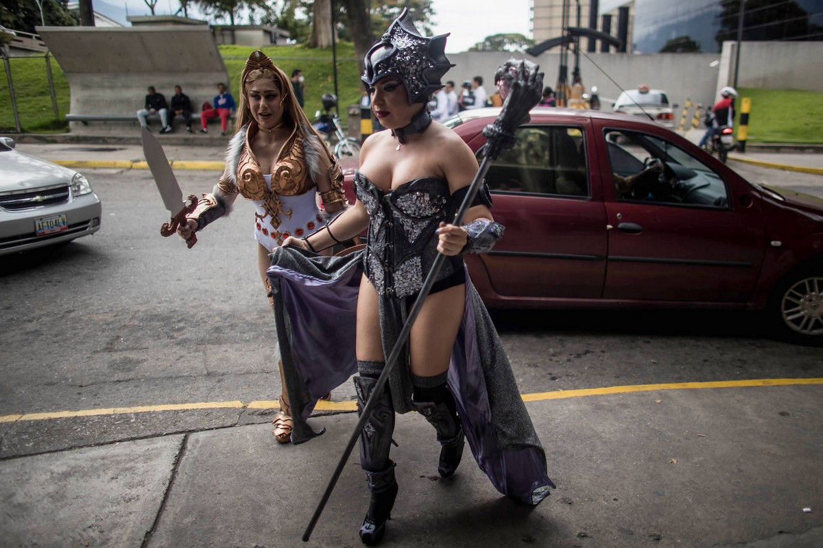 Экстравагантные наряды посетителей Comic Con в Венесуэле