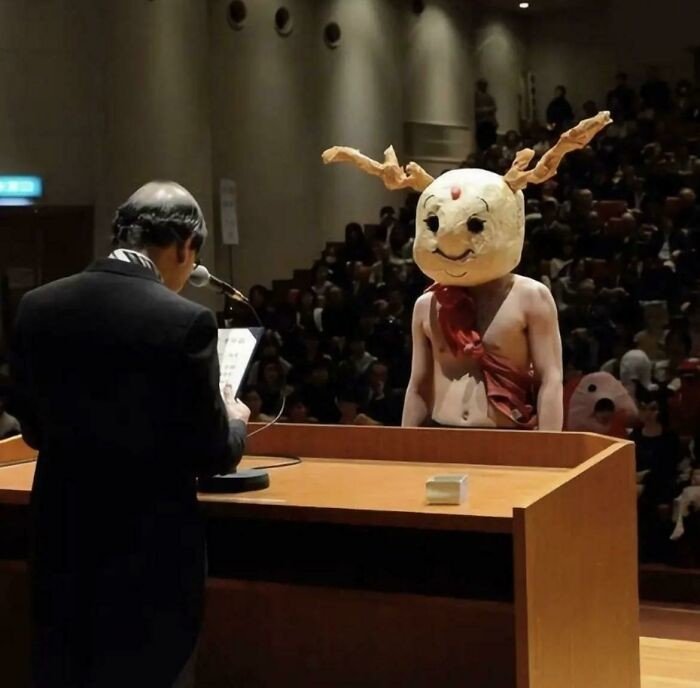 Выпускники Киотского университета наряжаются на церемонию вручения дипломов