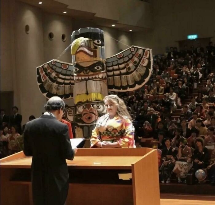 Выпускники Киотского университета наряжаются на церемонию вручения дипломов