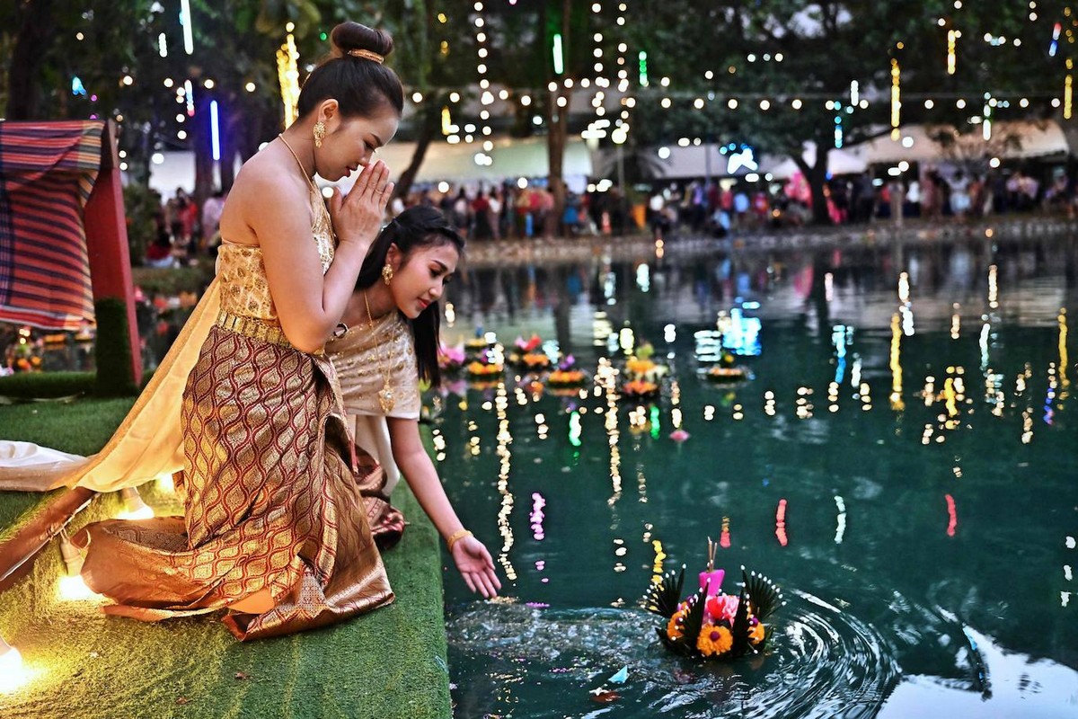 Фестиваль огней Лой Кратонг отметили в Таиланде