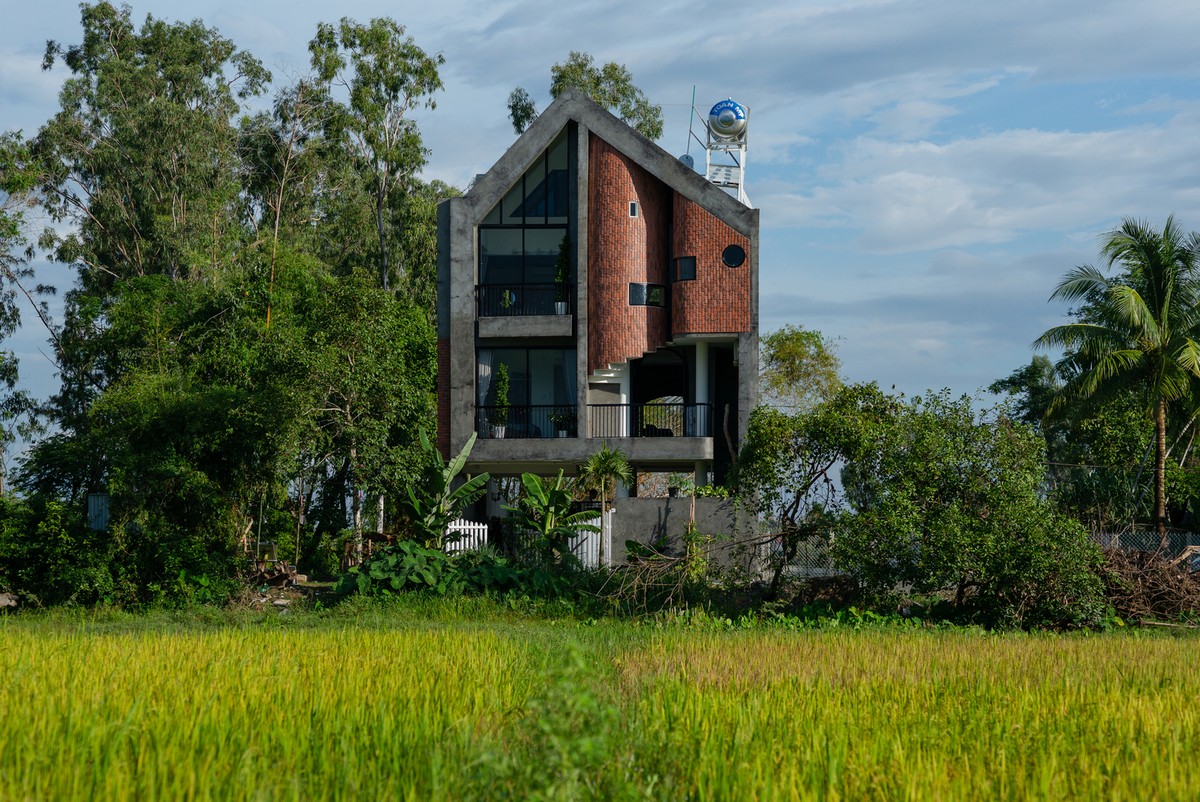 Сказочный дом молодой пары и двух собак во Вьетнаме чтобы, площадь, ежегодные, также, является, участка, молодой, Сказочный, Расположенный, внешний, естественный, взгляда, открытие, внутри, пространством, снаружи, Однако, ландшафта, природного, ценность