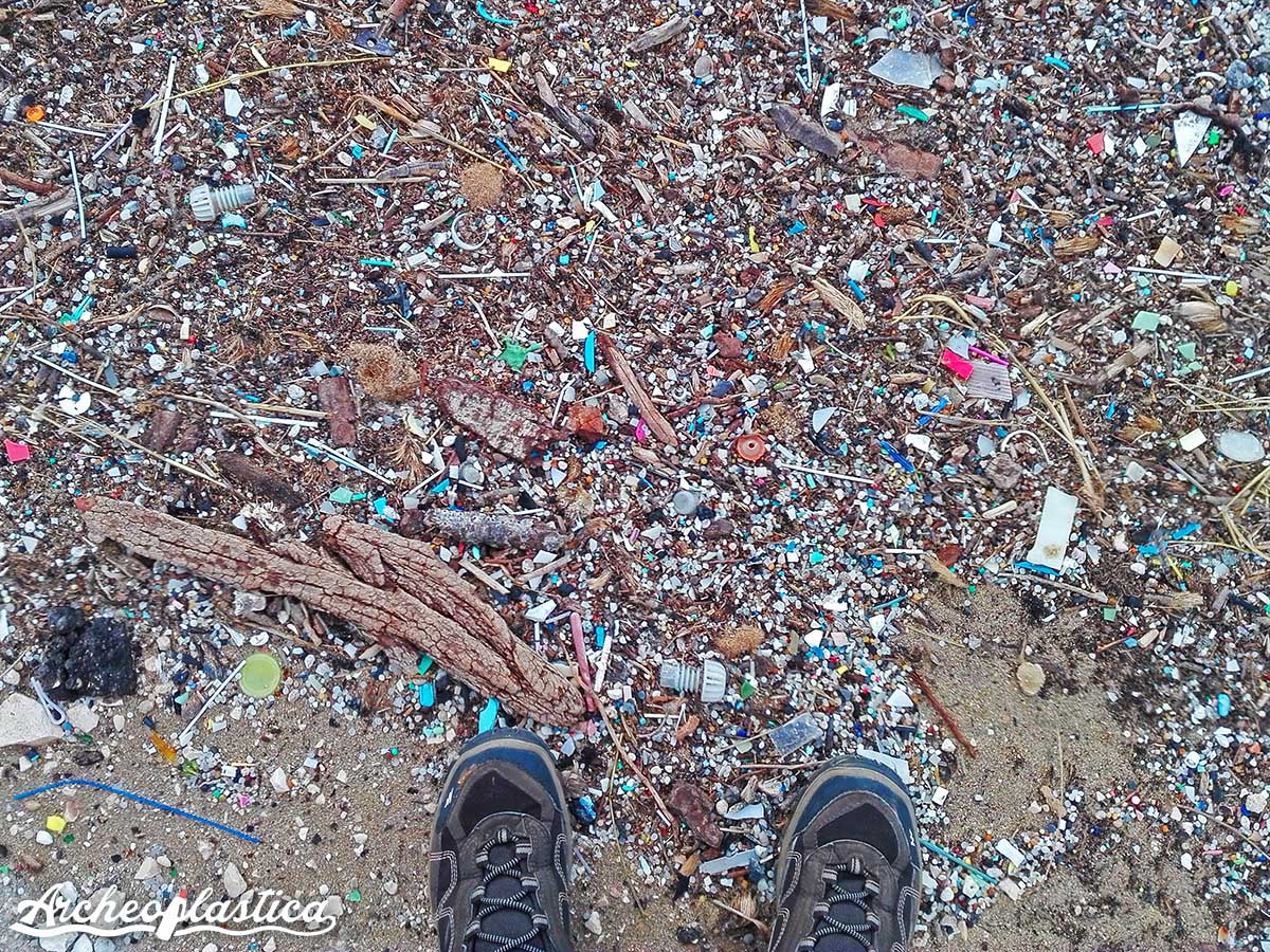 Виртуальный музей пластиковых отходов, найденных на пляжах