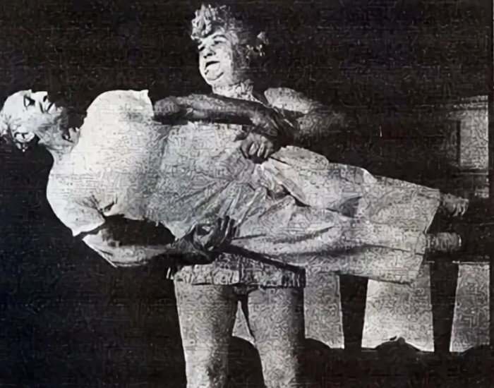 Женщина-силачка Леди Геркулес, которая носила мужчин на руках