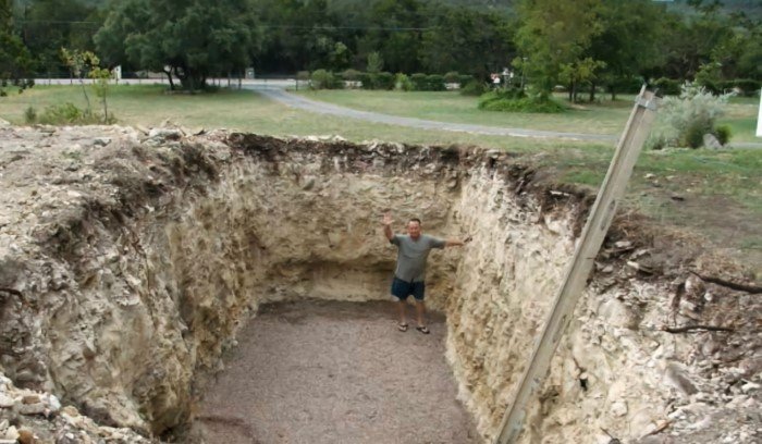 Насколько глубокую яму можно выкопать простой лопатой?