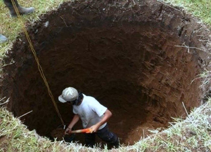 Насколько глубокую яму можно выкопать простой лопатой?
