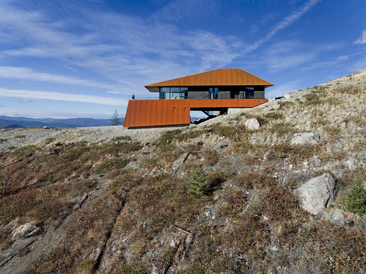 Ржавый дом на вершине горы в Канаде
