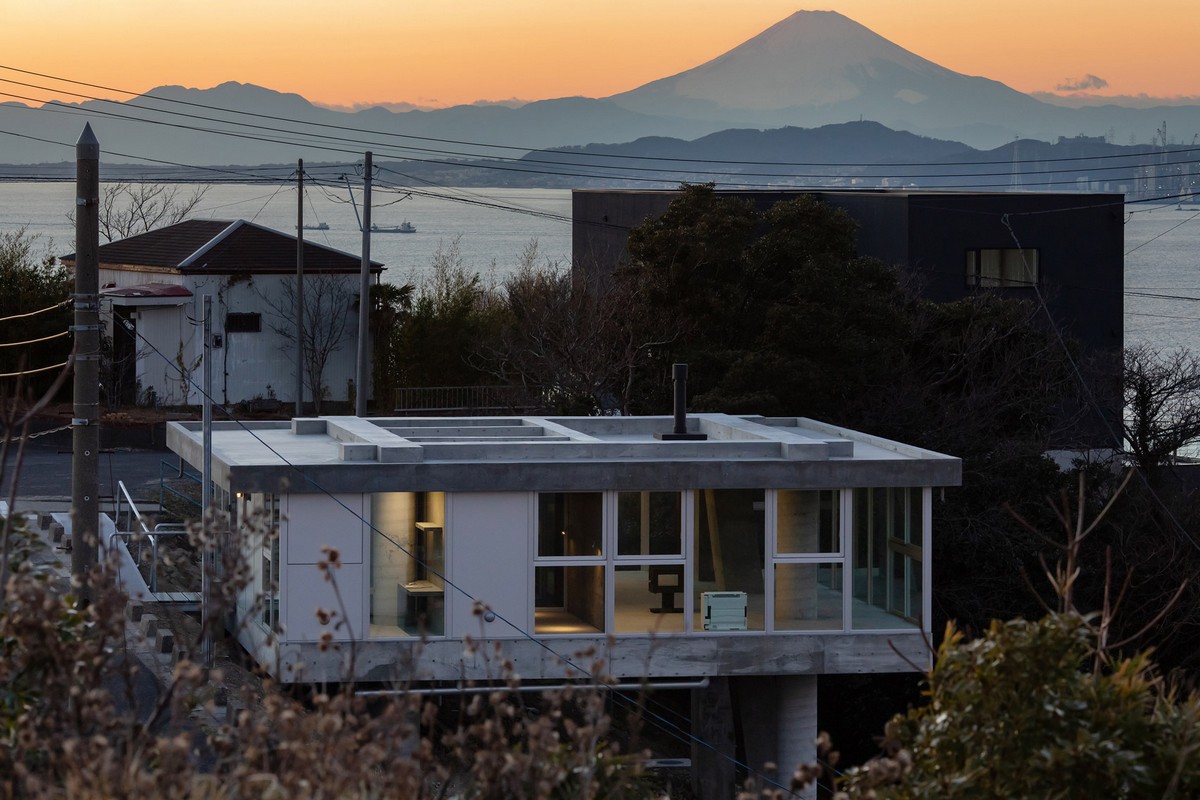 Компактный бетонный дом на крутом склоне в Японии