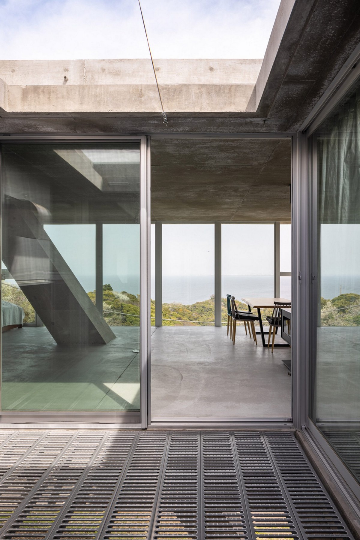 Компактный бетонный дом на крутом склоне в Японии