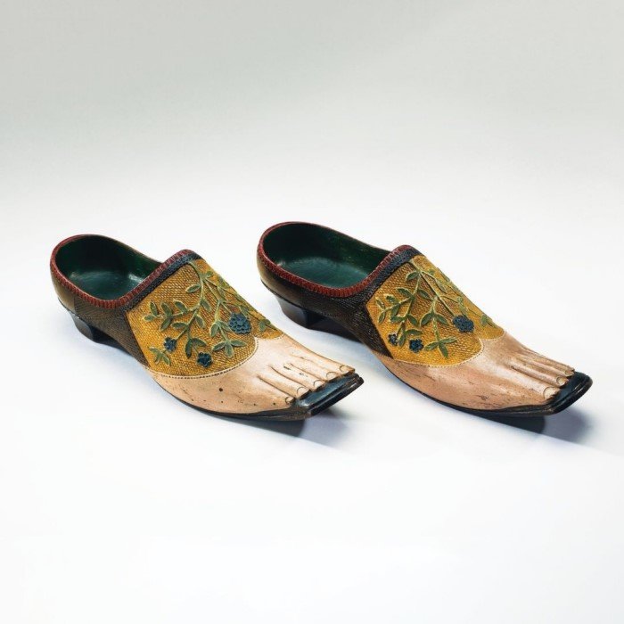 Причудливые и красивые пары обуви, в которых щеголяли наши предки по всему миру
