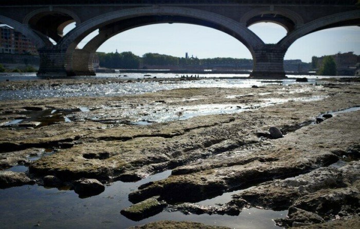 Катастрофичные снимки европейских рек, которые обмелели из-за засухи