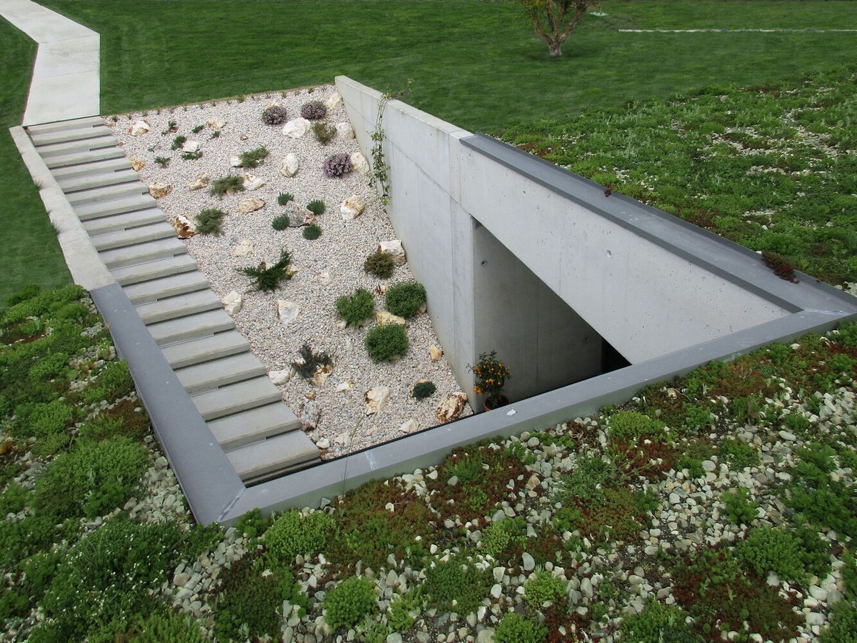 Бетонный дом-скала внутри склона в Португалии