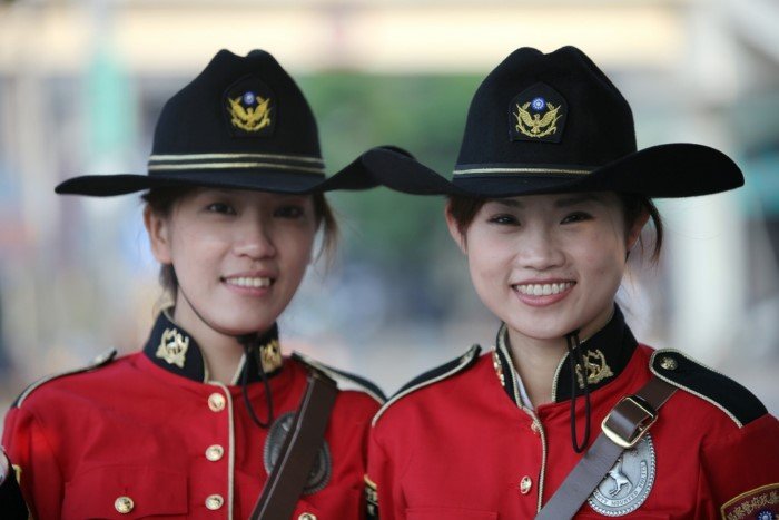 Как выглядит форма девушек-полицейских в разных странах
