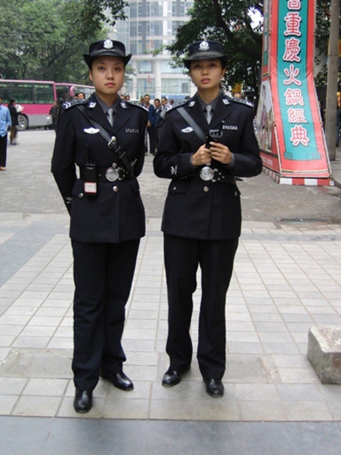 Как выглядит форма девушек-полицейских в разных странах