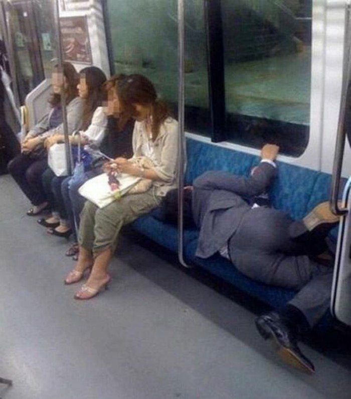 Снимки спящих людей, которых удалось застать в самом нелепом виде