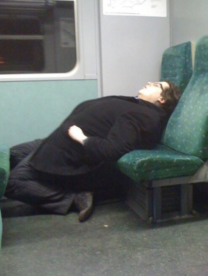 Снимки спящих людей, которых удалось застать в самом нелепом виде