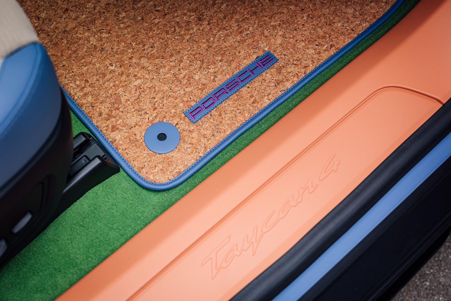 Красочный арт-кар Porsche Taycan 4 Cross Turismo от дизайнера кроссовок