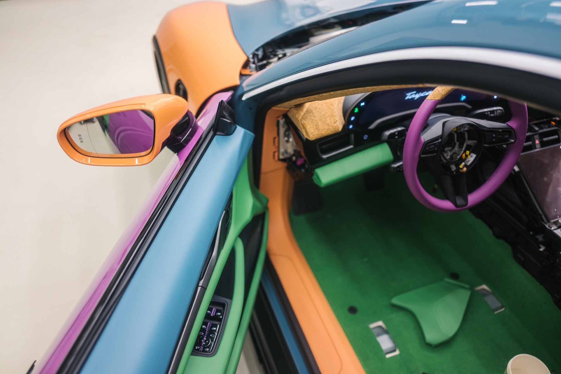 Красочный арт-кар Porsche Taycan 4 Cross Turismo от дизайнера кроссовок