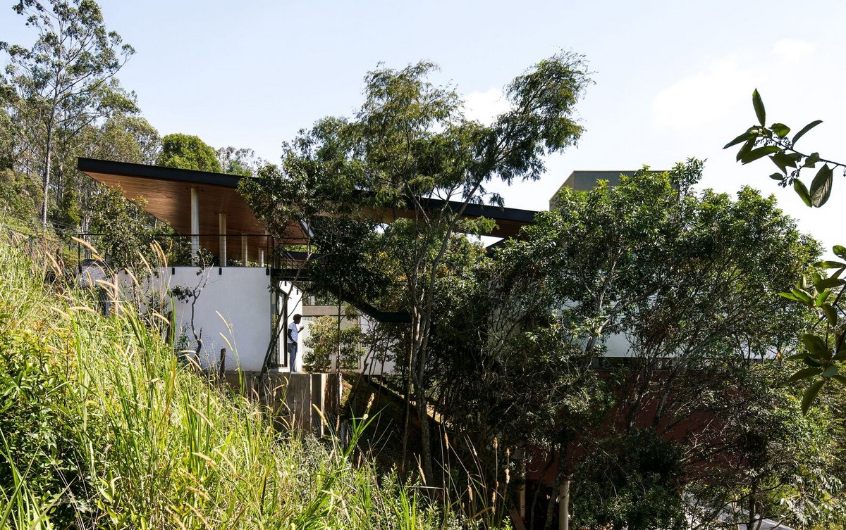 Необычный дом в лесу на склоне в Бразилии этаже, через, лестница, который, видом, открывается, уровень, расположен, течение, части, средней, нижнем, находятся, которая, здания, формы, атмосферу, положения, создаёт, новую