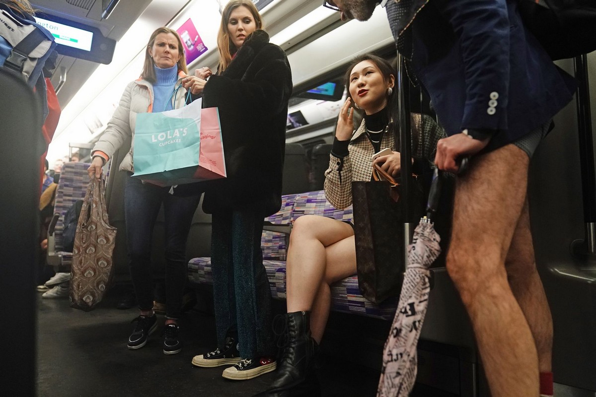 Пассажиры лондонского метро в нижнем белье на ежегодном мероприятии
