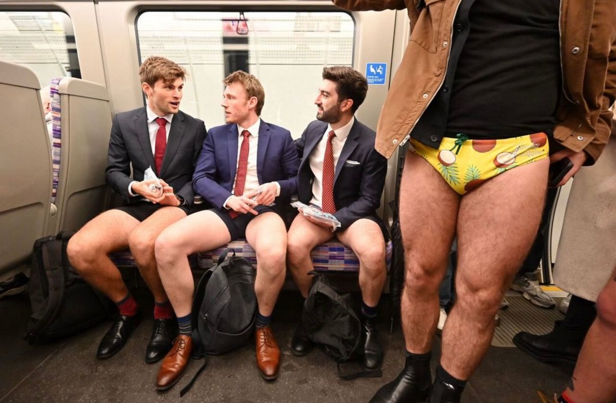 голые парни в метро фото 17