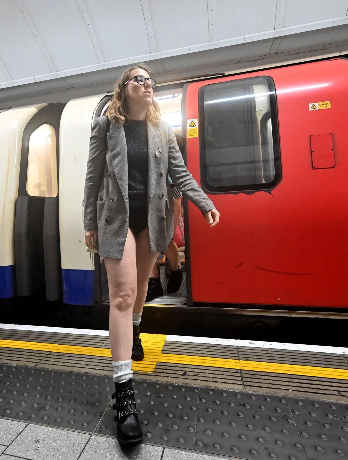Пассажиры лондонского метро в нижнем белье на ежегодном мероприятии