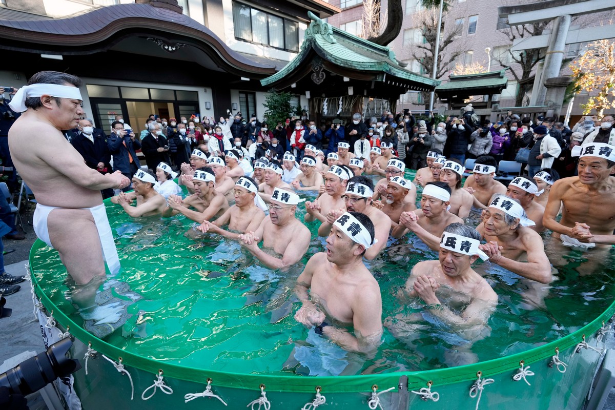 Традиционные купания в ледяной воде в Японии