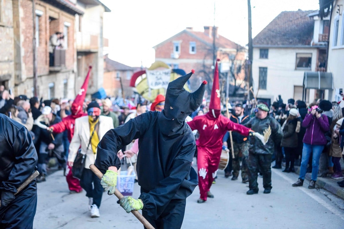 Традиционный карнавал в деревне Вевчани