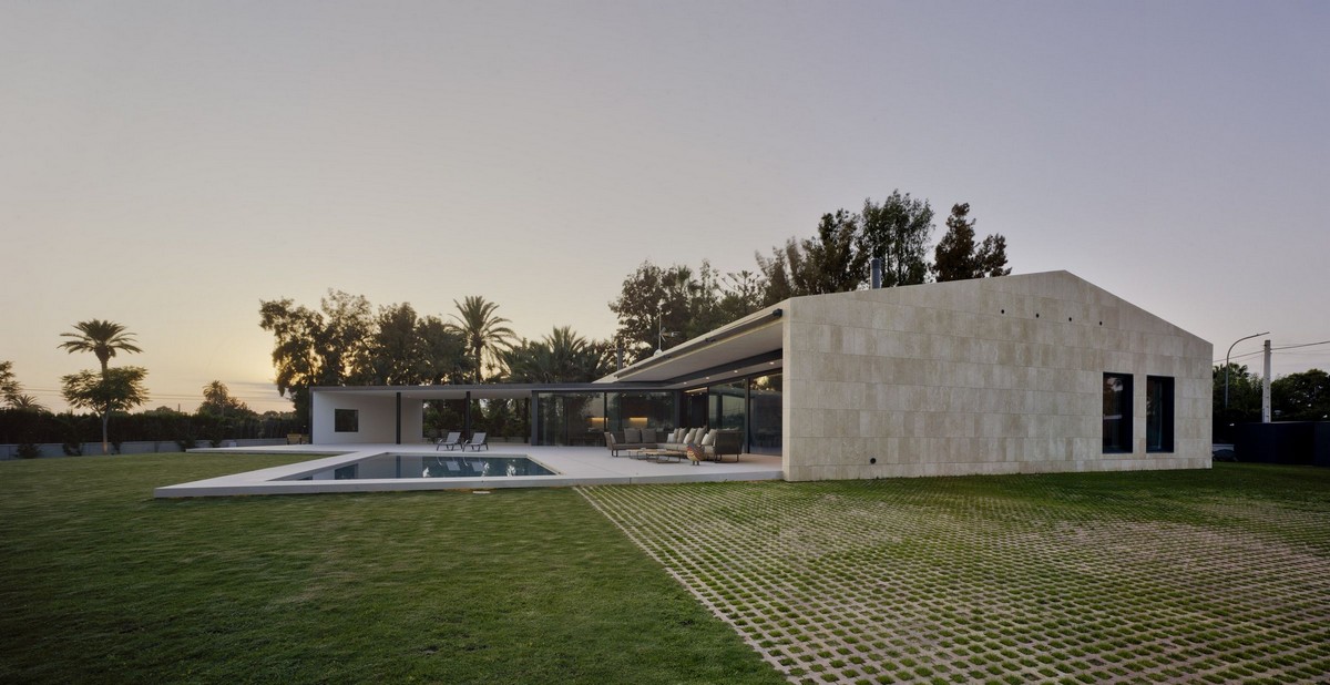 Одноэтажный дом для одной семьи с бассейном в Испании