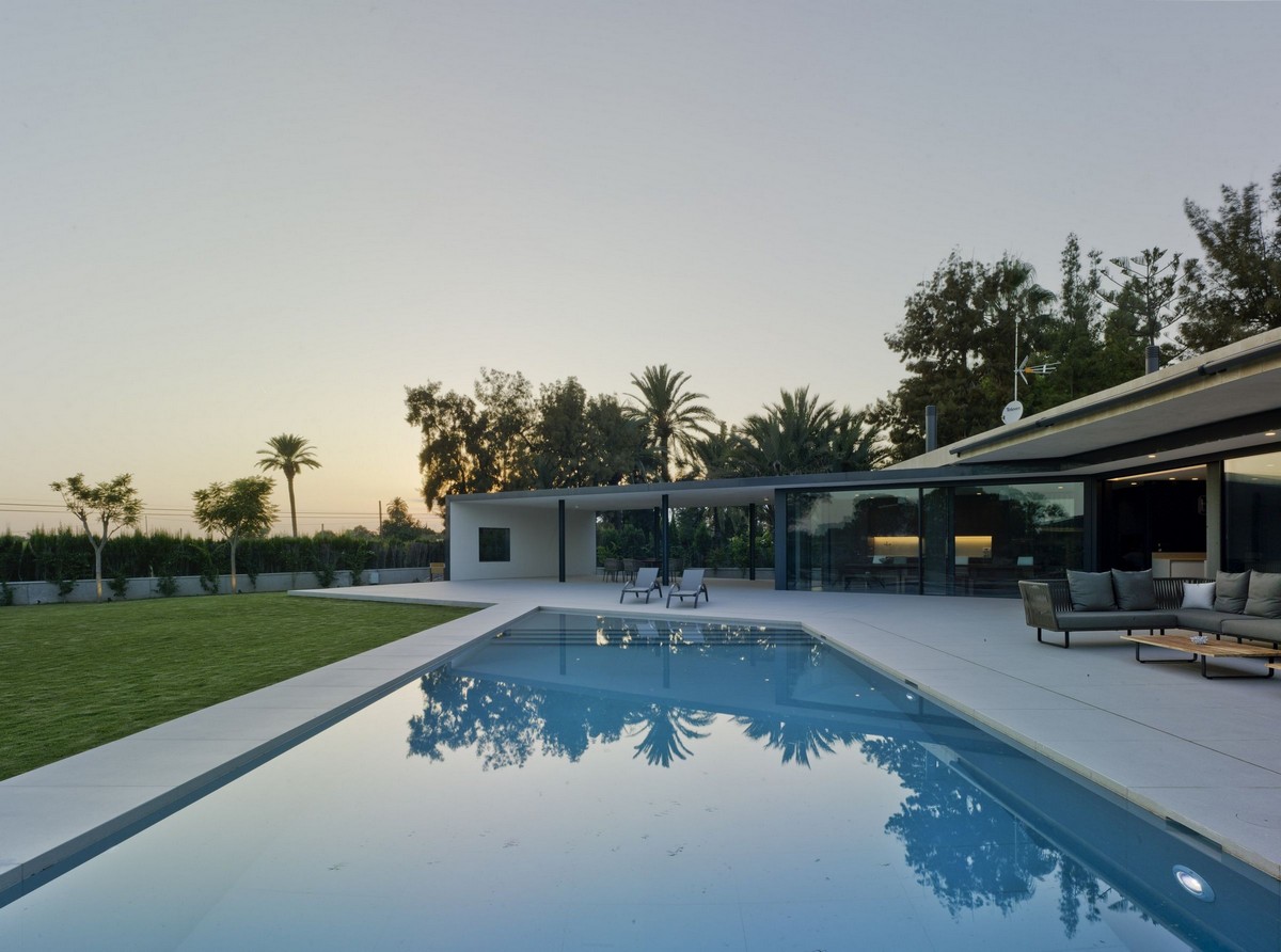 Одноэтажный дом для одной семьи с бассейном в Испании